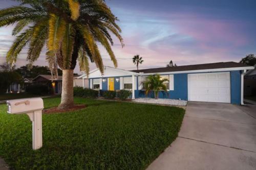 Luxe Family Friendly Retreat w Heated Pool Oasis in Holiday (FL)