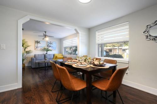 Luxe Family Friendly Retreat w Heated Pool Oasis in Holiday (FL)
