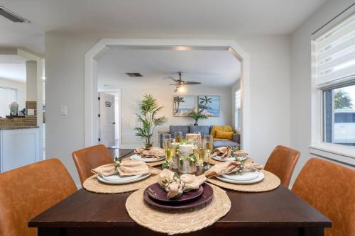 Luxe Family Friendly Retreat w Heated Pool Oasis in Holiday (FL)