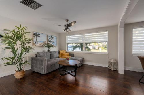 Luxe Family Friendly Retreat w Heated Pool Oasis in Holiday (FL)