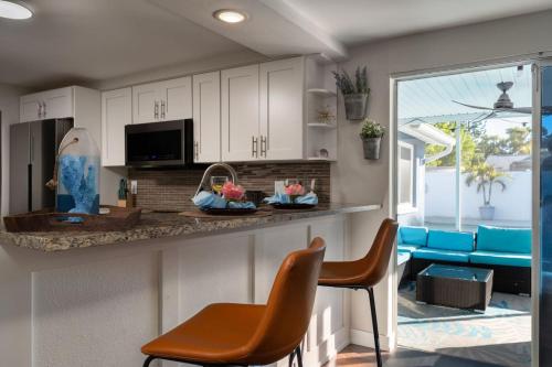 Luxe Family Friendly Retreat w Heated Pool Oasis in Holiday (FL)