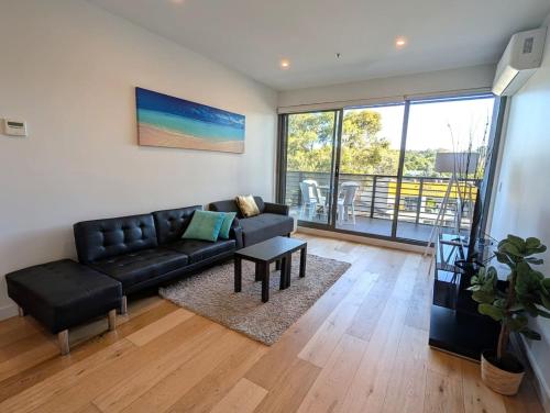 Balwyn Bright Beauty with Parking, Balcony and Walk to Shops in 北白耳溫