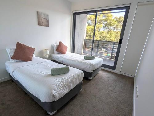 Balwyn Bright Beauty with Parking, Balcony and Walk to Shops in 北白耳溫