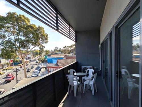 Balwyn Bright Beauty with Parking, Balcony and Walk to Shops in 北白耳溫