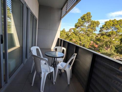 Balwyn Bright Beauty with Parking, Balcony and Walk to Shops in 北白耳溫