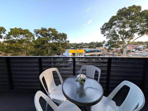 Balwyn Bright Beauty with Parking, Balcony and Walk to Shops in 北白耳溫