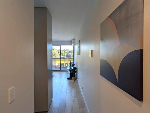 Balwyn Bright Beauty with Parking, Balcony and Walk to Shops in 北白耳溫