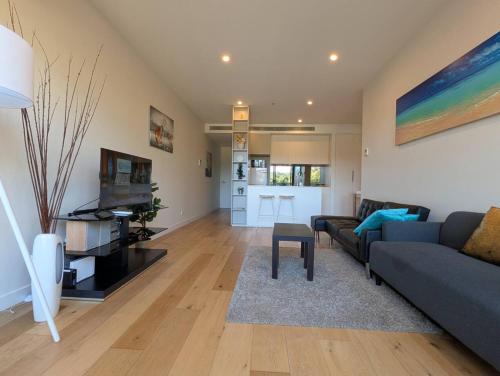 Balwyn Bright Beauty with Parking, Balcony and Walk to Shops in 北白耳溫