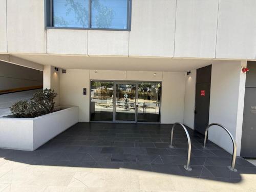 Balwyn Bright Beauty with Parking, Balcony and Walk to Shops in 北白耳溫