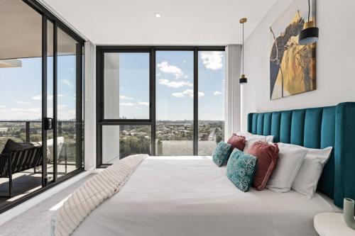 Waterfront Apartment with Panoramic City Views - image 9