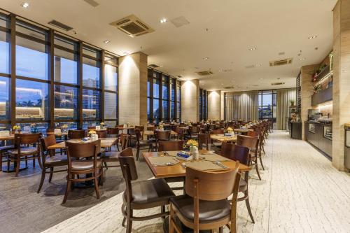 餐飲選擇, 卡利南喝普魯斯尊貴酒店 (Cullinan Hplus Premium) in 紀念軸