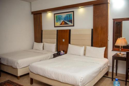 1 double bed, 1 twin bed