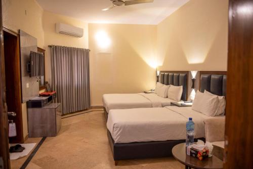 1 double bed, 1 twin bed