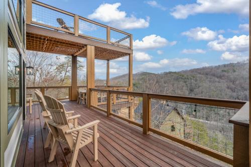 New & Lux Hottub Sauna with Mt Views - Otter Run #4 - main image
