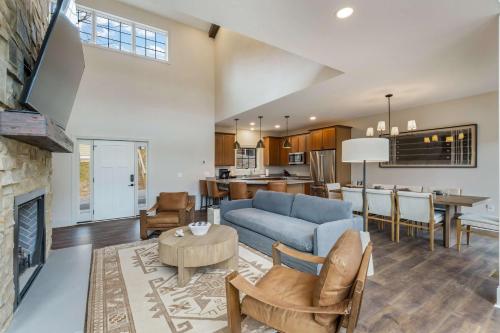 Luxury Home w Hot Tub & Mt Views - Otter Run #2 - image 9