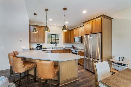 Luxury Home w Hot Tub & Mt Views - Otter Run #2 - main image