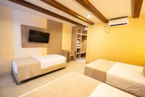 1 double bed, 2 twin beds