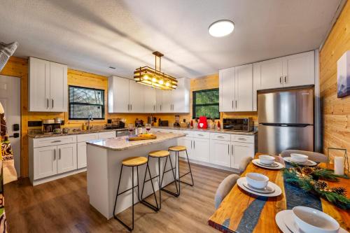 Kitchen, Paw Paw's Cabin in Pigeon Forge (TN)