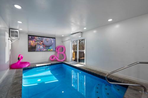 Swimming pool, Paw Paw's Cabin in Pigeon Forge (TN)
