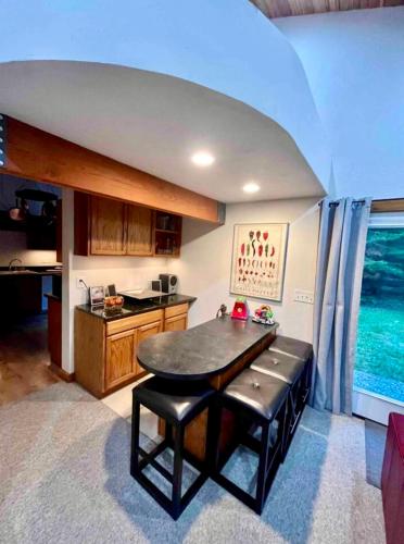 virtuve, Cozy Cedar Cabin Near Silverwood Theme Park - Sleeps 5 - Quiet & Private in Blanšārda (ID)