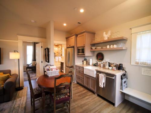 RedTail Inn - 3 Suites Sleeps up to 12 in Ashland City Center