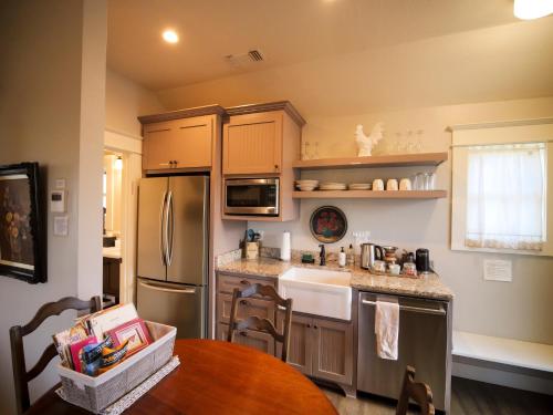 RedTail Inn - 3 Suites Sleeps up to 12 in Ashland City Center