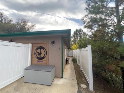 The Funky Chicken Hot Tub BBQ SLEEPS 4 in Avanī (CA)