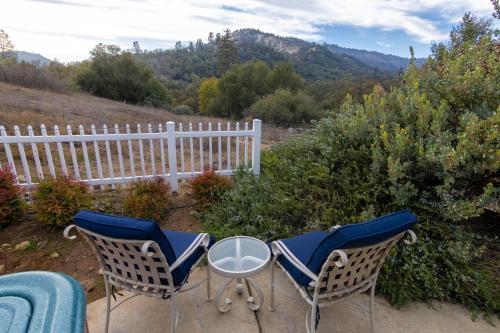 The Funky Chicken Hot Tub BBQ SLEEPS 4 in Avanī (CA)