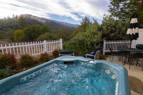The Funky Chicken Hot Tub BBQ SLEEPS 4 in Avanī (CA)