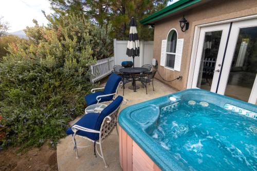 The Funky Chicken Hot Tub BBQ SLEEPS 4 in Avanī (CA)