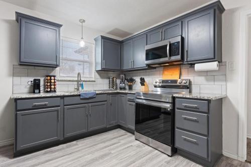 Modern 4BR King Suite Including Backyard Oasis with Firepit in Highland Meadows