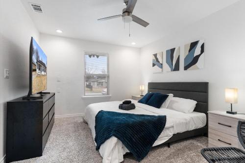 Modern 4BR King Suite Including Backyard Oasis with Firepit in Highland Meadows