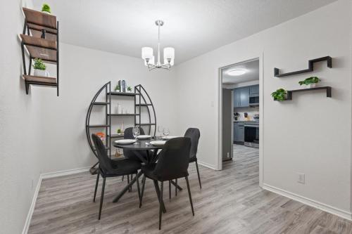 Modern 4BR King Suite Including Backyard Oasis with Firepit in Highland Meadows
