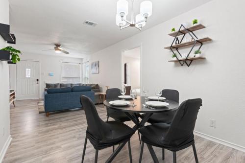 Modern 4BR King Suite Including Backyard Oasis with Firepit in Highland Meadows