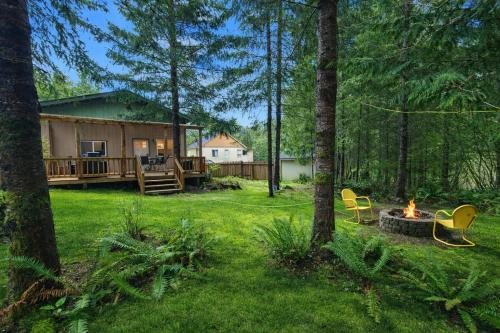 . Cozy Retreat with Fire Pit, Deck, BBQ, Right Off I-5