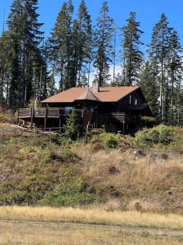 Deluxe Chalet Retreat near U of O Eugene OR Large groups welcome sleeps 16 Pet stay Free