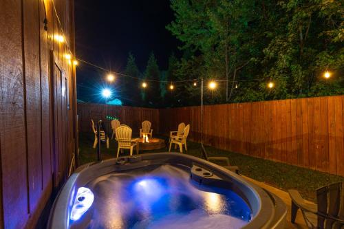 Hot Tub Firepit Corn Hole BBQ Game Room Spa Bath in Lake City (KY)
