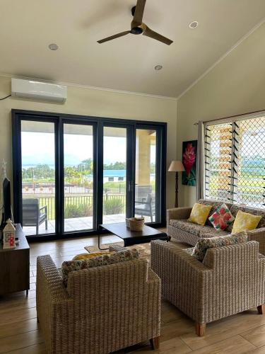 Beach House - Maninoa in Siumu