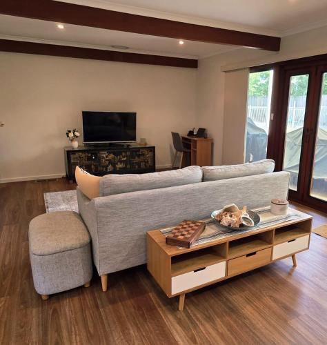 Sadržaji, Leafy Suburb Oasis with Comfort and Charm in Upper North Shore