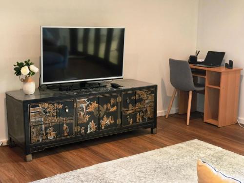 Sadržaji, Leafy Suburb Oasis with Comfort and Charm in Upper North Shore