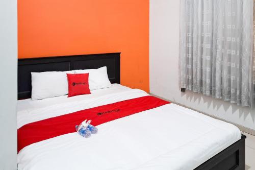 Kamar tidur, RedDoorz Syariah @ Harmoni near Alun Alun Kudus in Kudus