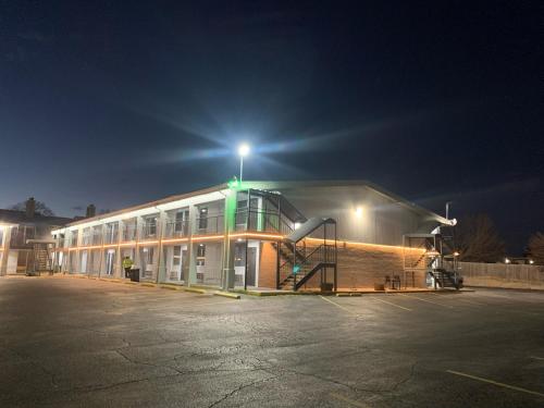 R Nite Star Inn and Suites -Home of the Cowboys & Rangers in Arlington, USA