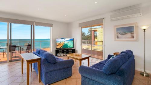 Cowes Beachfront Penthouse - image 3