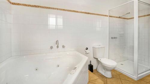 Cowes Beachfront Penthouse - image 2