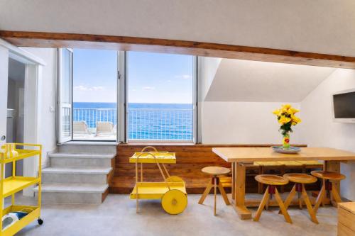 Alassio Lemon & Salt Seafront Apartment with Amazing Terrace - Prime Central Beach Location