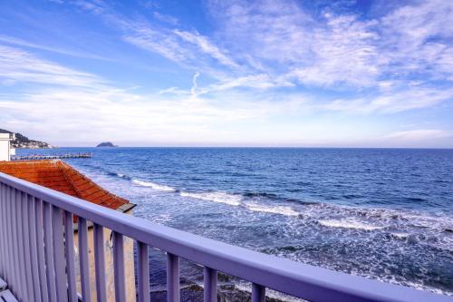 Alassio Lemon & Salt Seafront Apartment with Amazing Terrace - Prime Central Beach Location in Alassio
