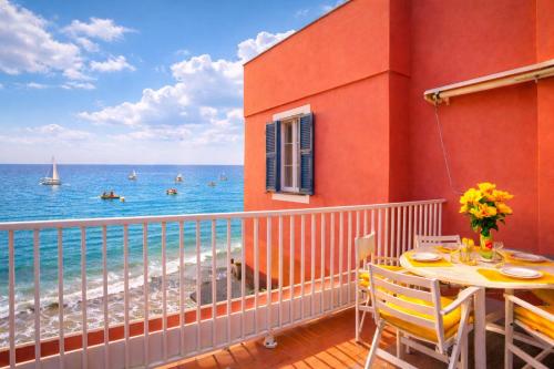 Alassio Lemon & Salt Seafront Apartment with Amazing Terrace - Prime Central Beach Location in Alassio