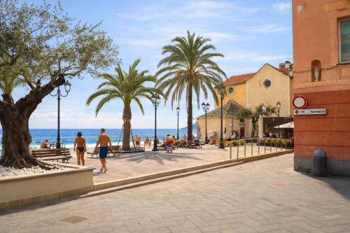 Alassio Lemon & Salt Seafront Apartment with Amazing Terrace - Prime Central Beach Location in Alassio