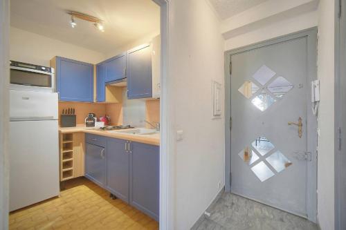 Kitchen, FRGK Tamaris Apartment Antibes Terrace, AC & Ultra-Fast Wi-Fi in Antibes