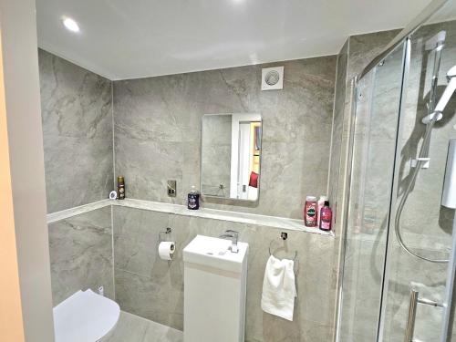 Stylish & Central Design Apartment- 3 Beds - image 9